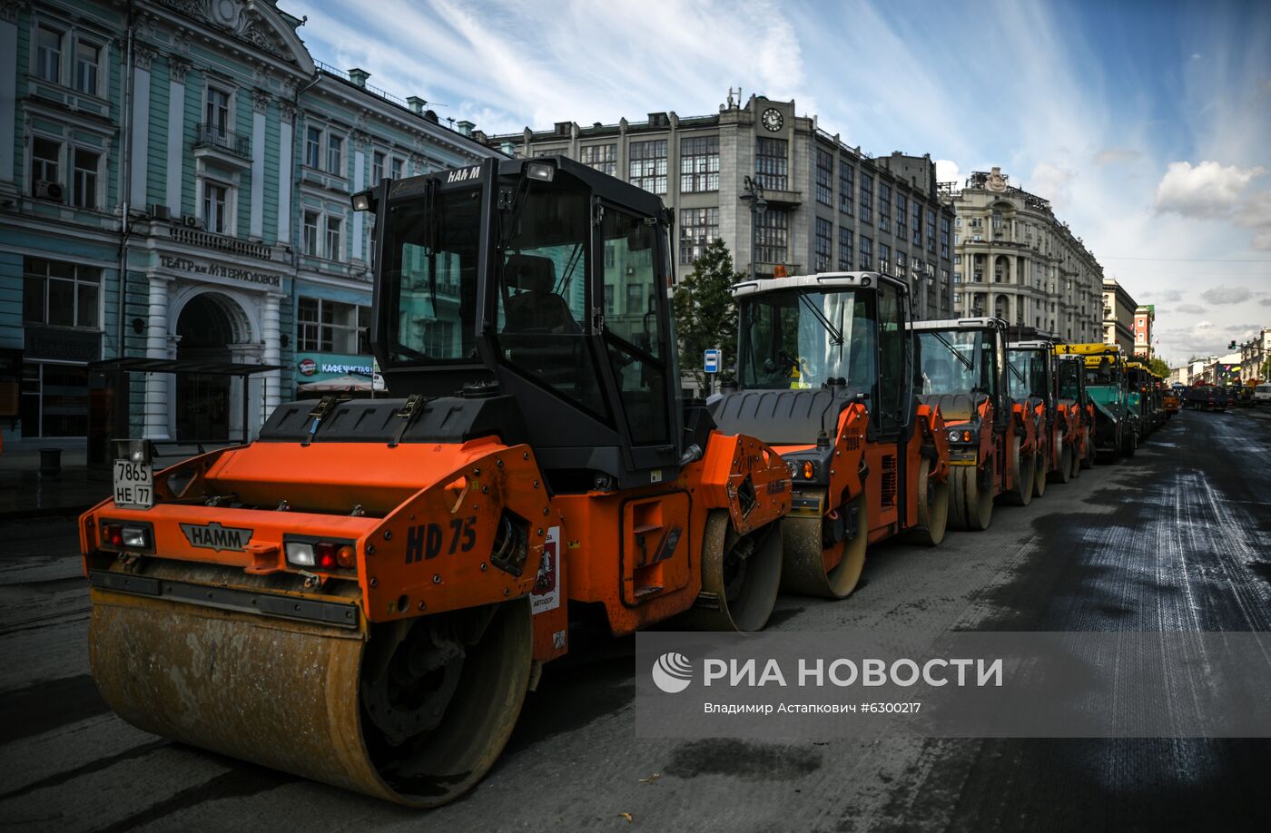 Работы по замене асфальта на Тверской улице