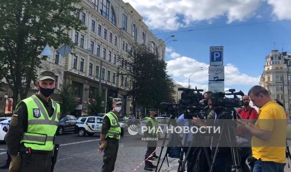 Неизвестный угрожает взорвать бомбу в банке в центре Киева