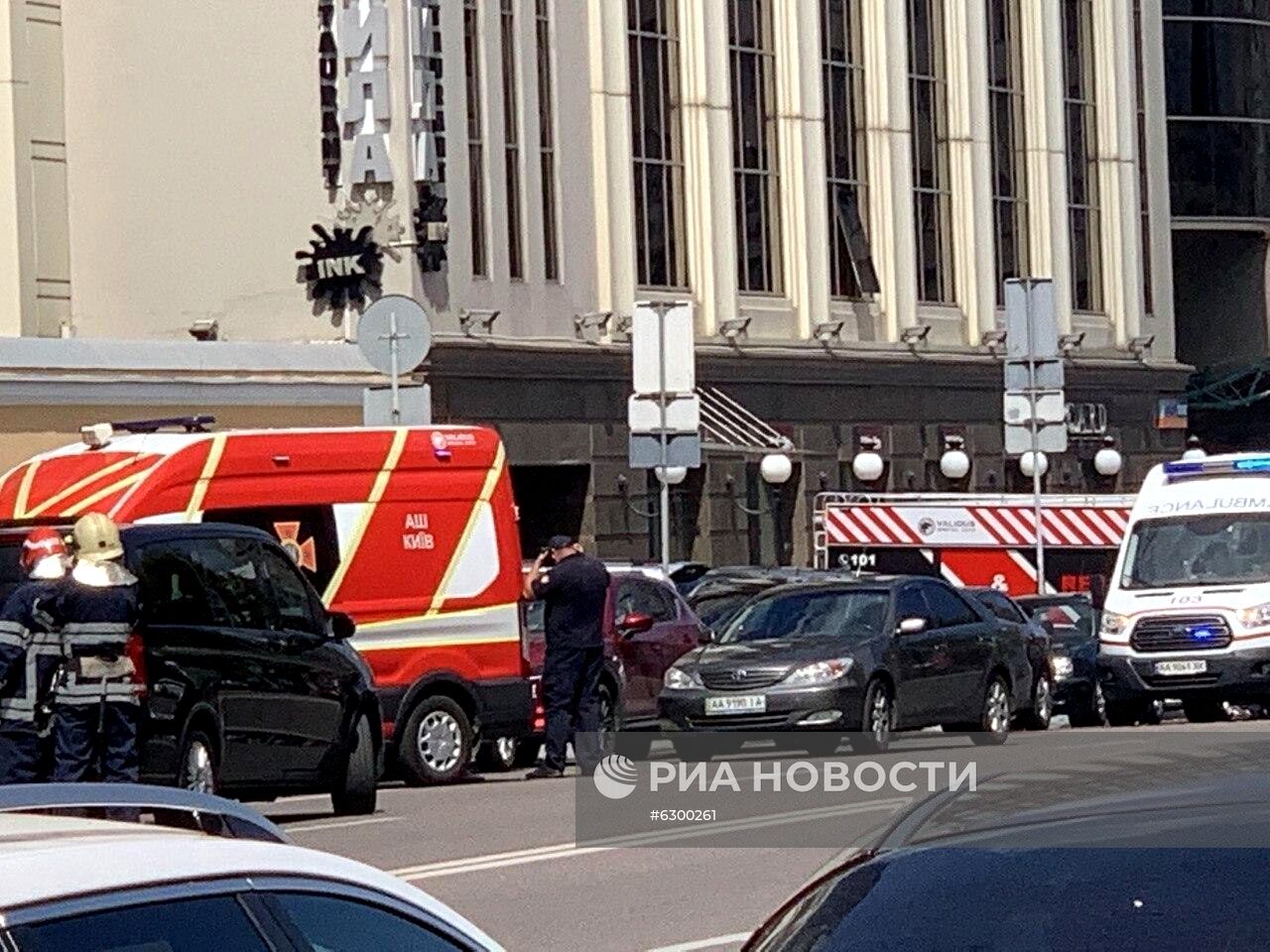 Неизвестный угрожает взорвать бомбу в банке в центре Киева