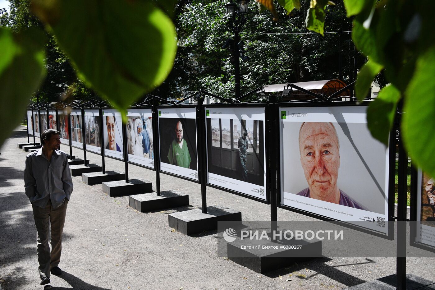 Фотовыставка проекта RT "Эпидемия с Антоном Красовским"