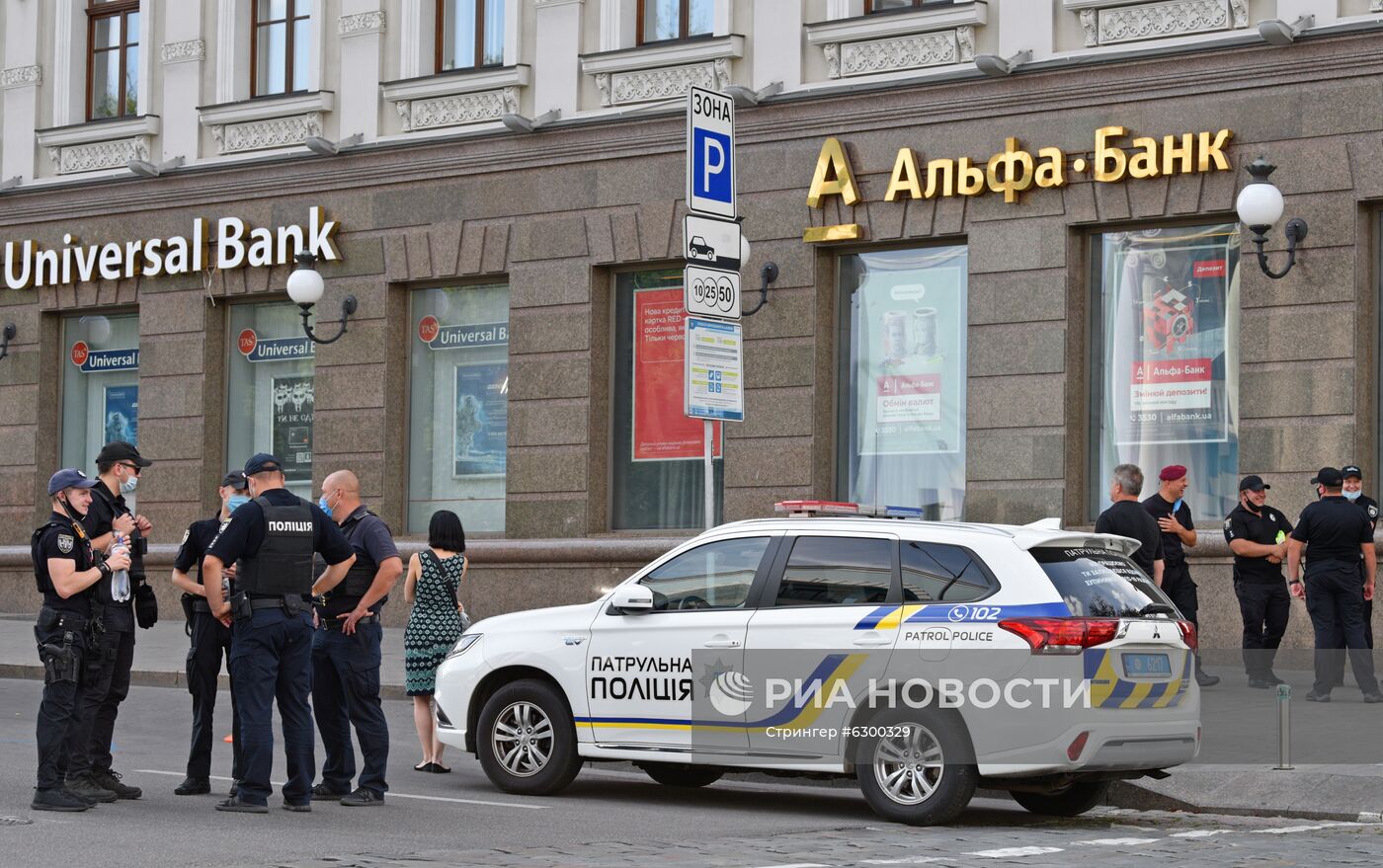 Неизвестный угрожает взорвать бомбу в банке в центре Киева