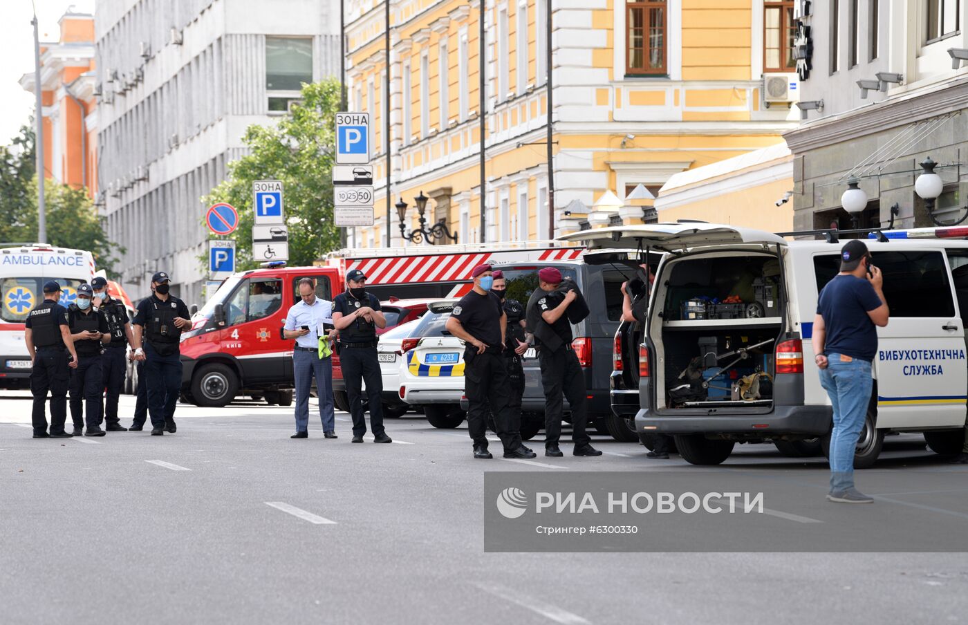 Неизвестный угрожает взорвать бомбу в банке в центре Киева