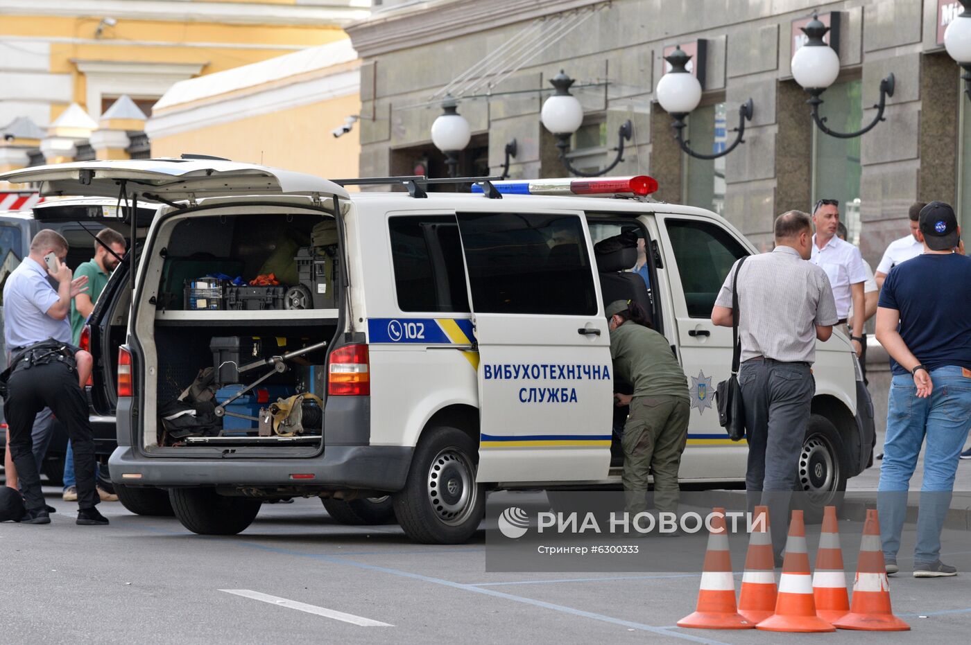 Неизвестный угрожает взорвать бомбу в банке в центре Киева
