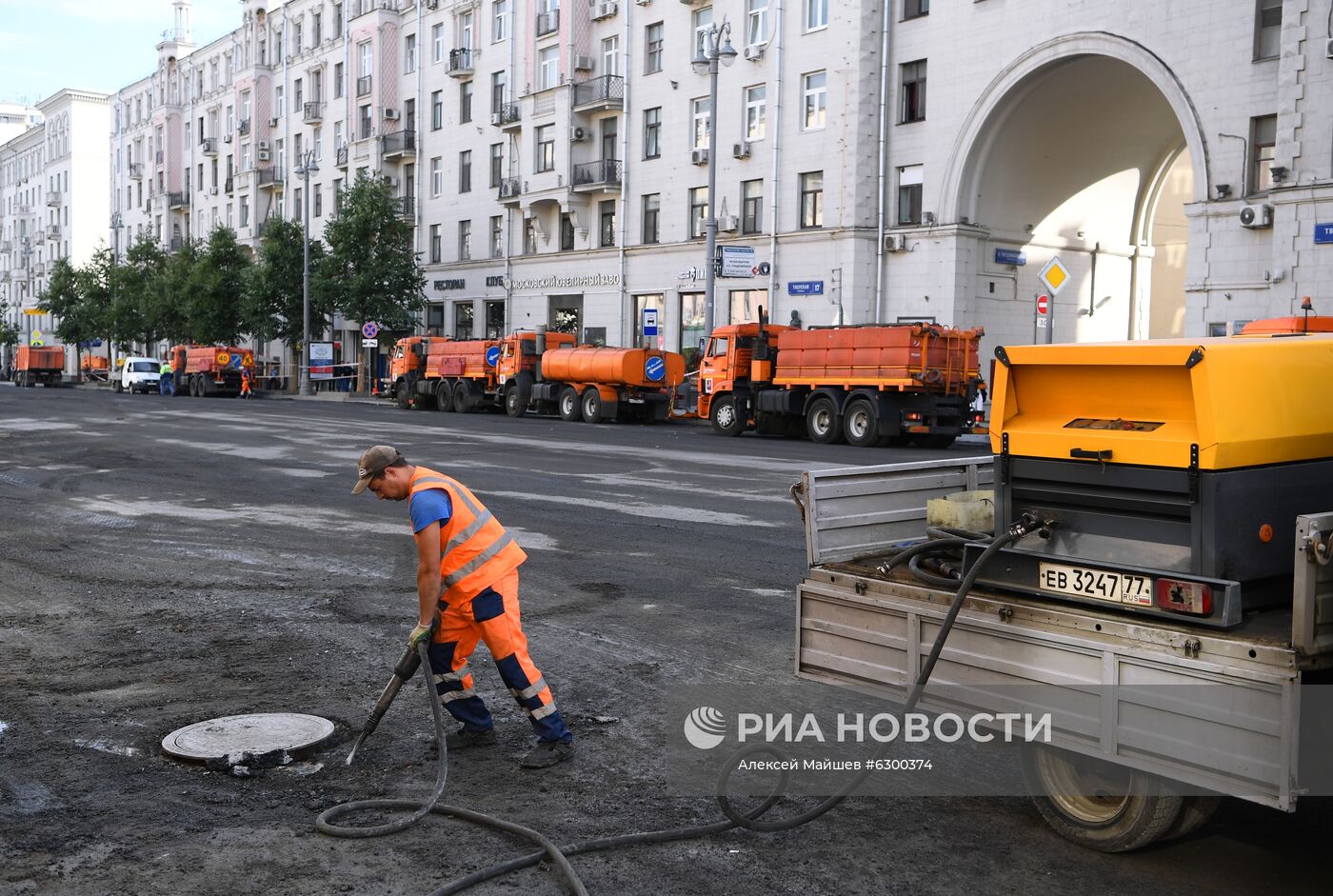 Работы по замене асфальта на Тверской улице