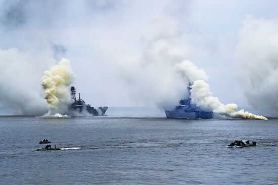 Учения Балтийского флота по высадке морского десанта на необорудованное побережье