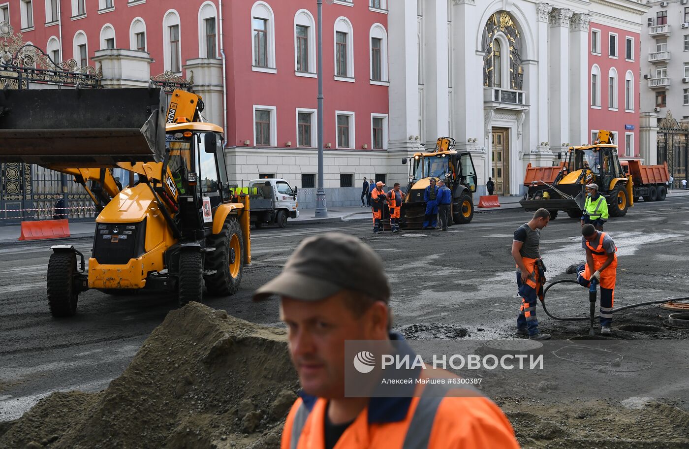 Работы по замене асфальта на Тверской улице