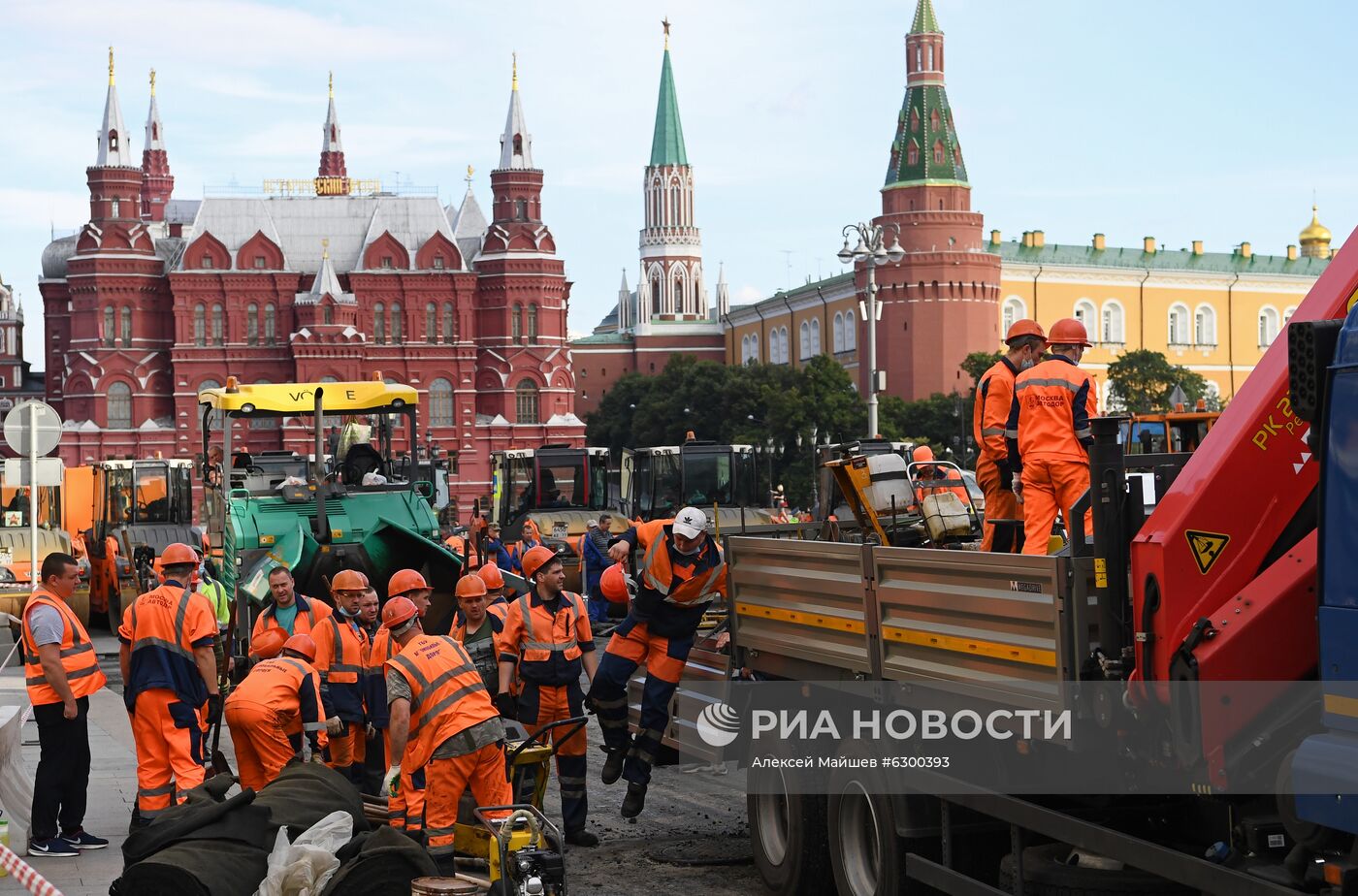 Работы по замене асфальта на Тверской улице