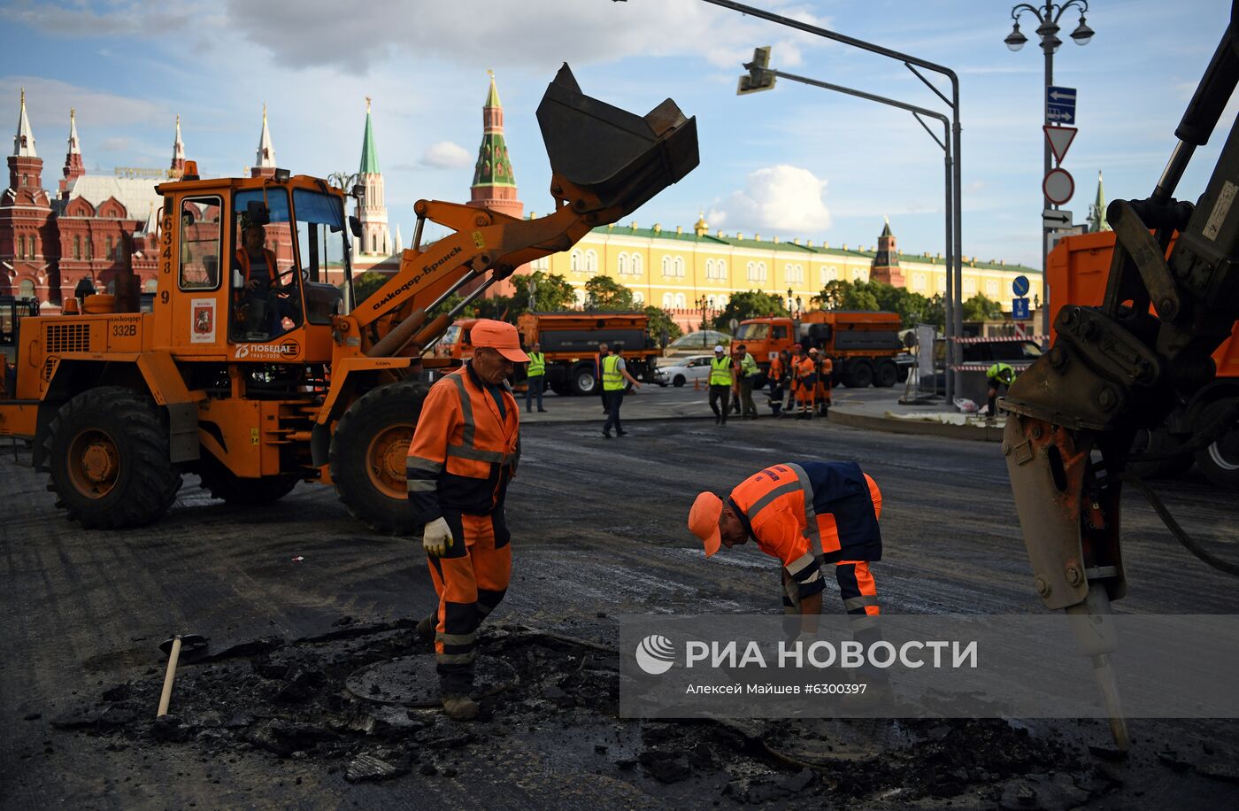 Работы по замене асфальта на Тверской улице