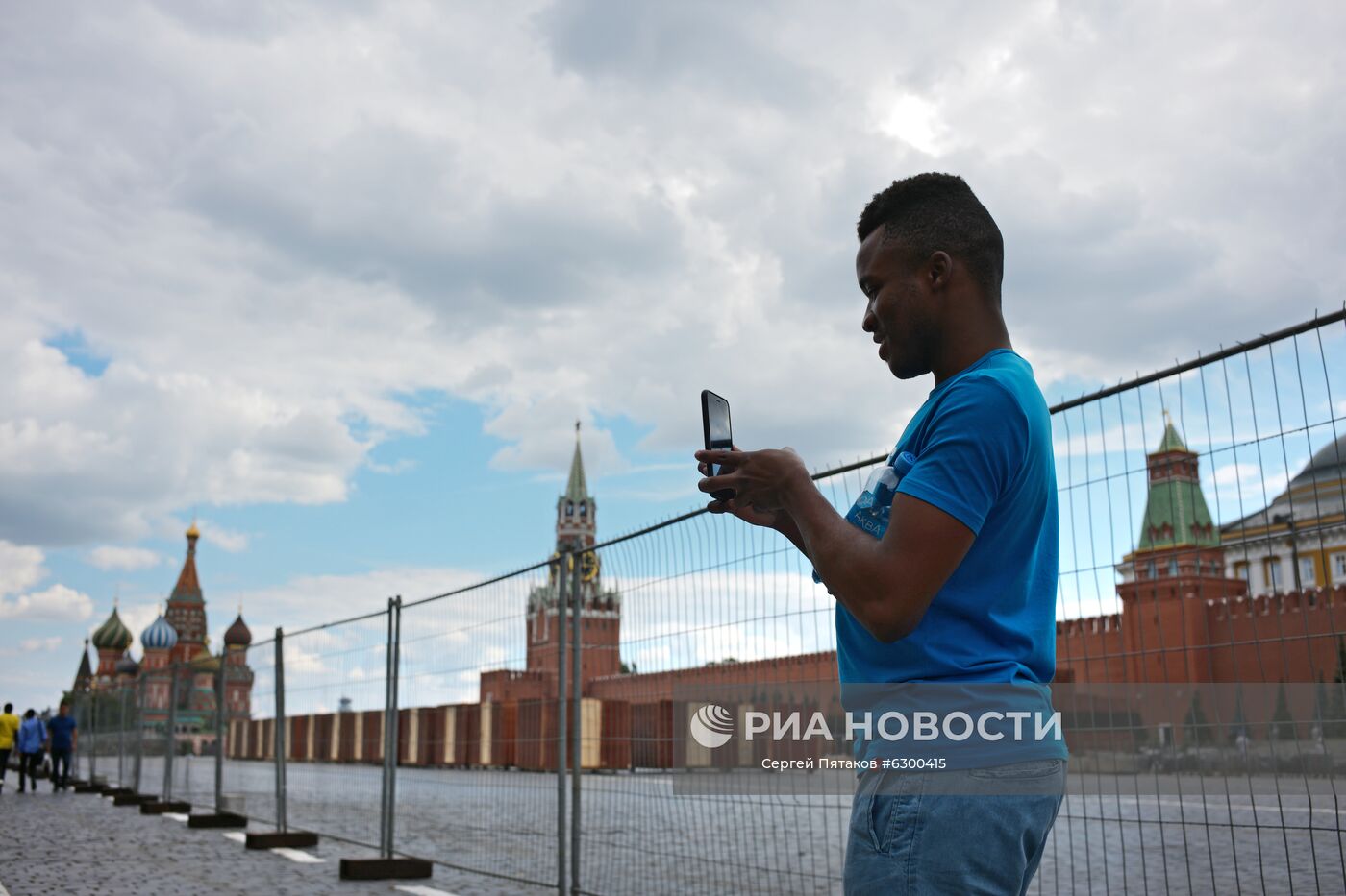 Турист на Красной площади. Место: Россия, Москва. Автор: Сергей Пятаков/РИА Новости. Туристы в Москве