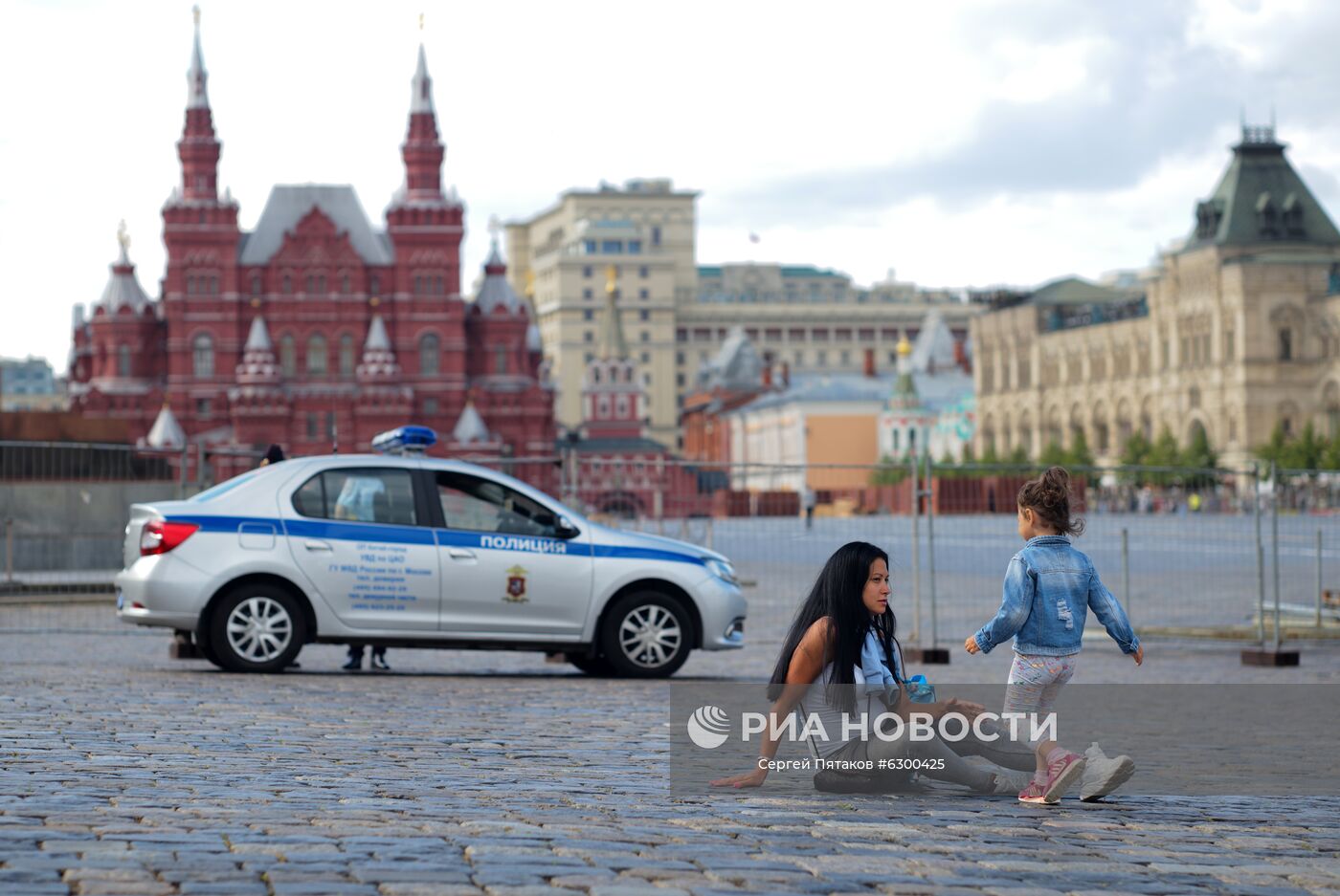 Женщина с ребенком и автомобиль полиции у Красной площади. Место: Россия, Москва. Автор: Сергей Пятаков/РИА Новости. Туристы в Москве