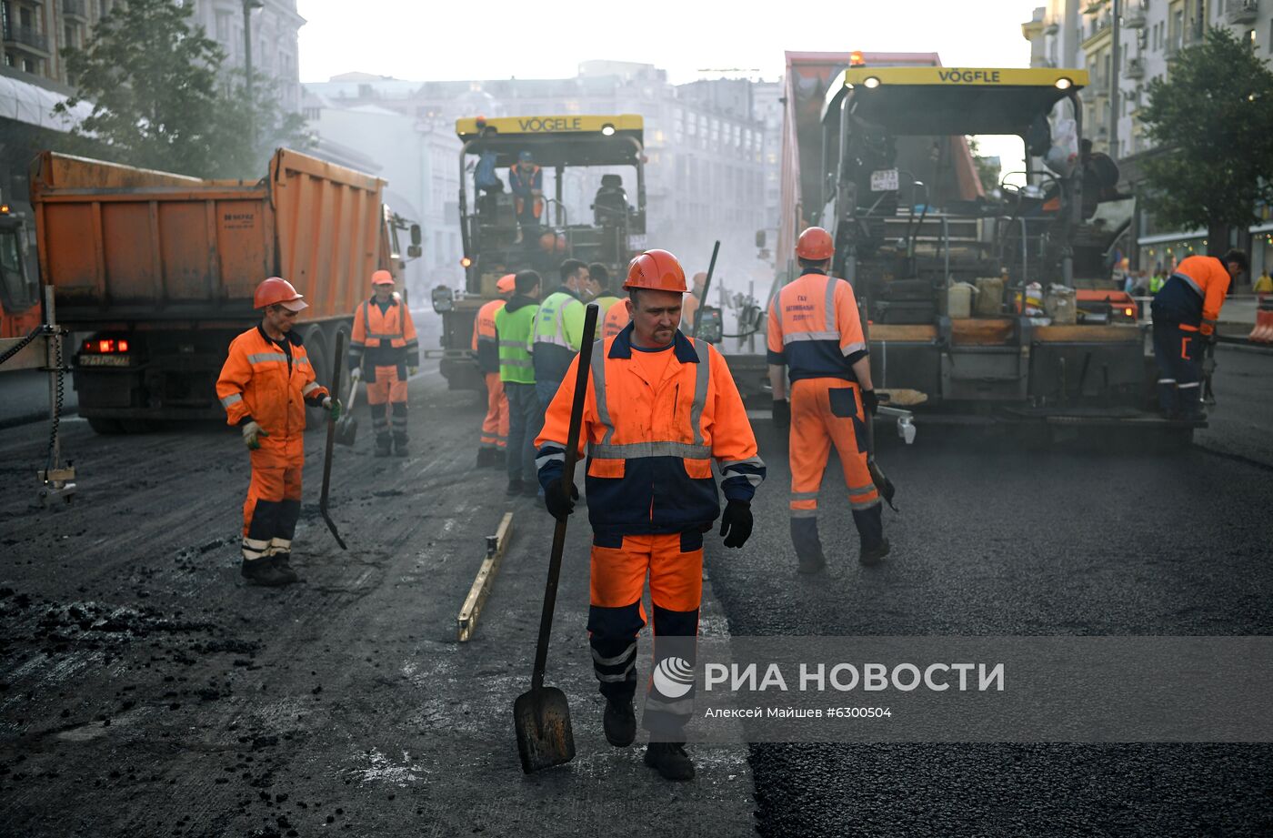 Работы по замене асфальта на Тверской улице