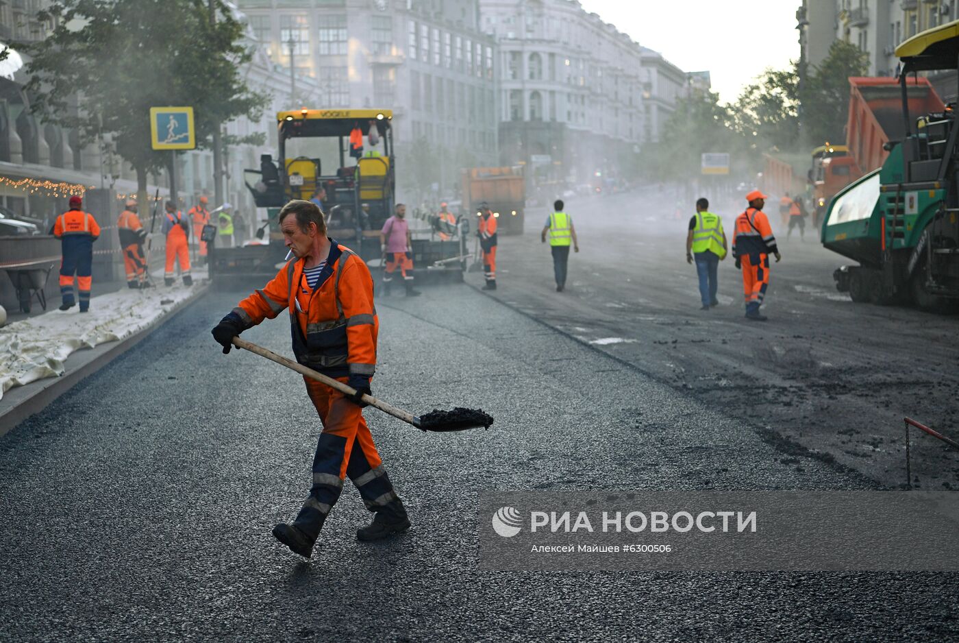 Работы по замене асфальта на Тверской улице