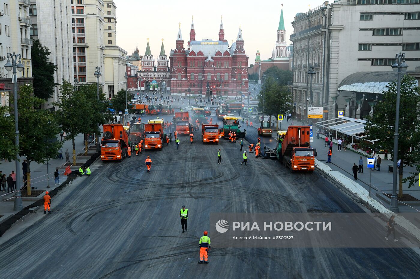 Работы по замене асфальта на Тверской улице