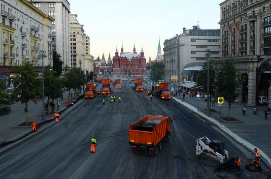 Работы по замене асфальта на Тверской улице