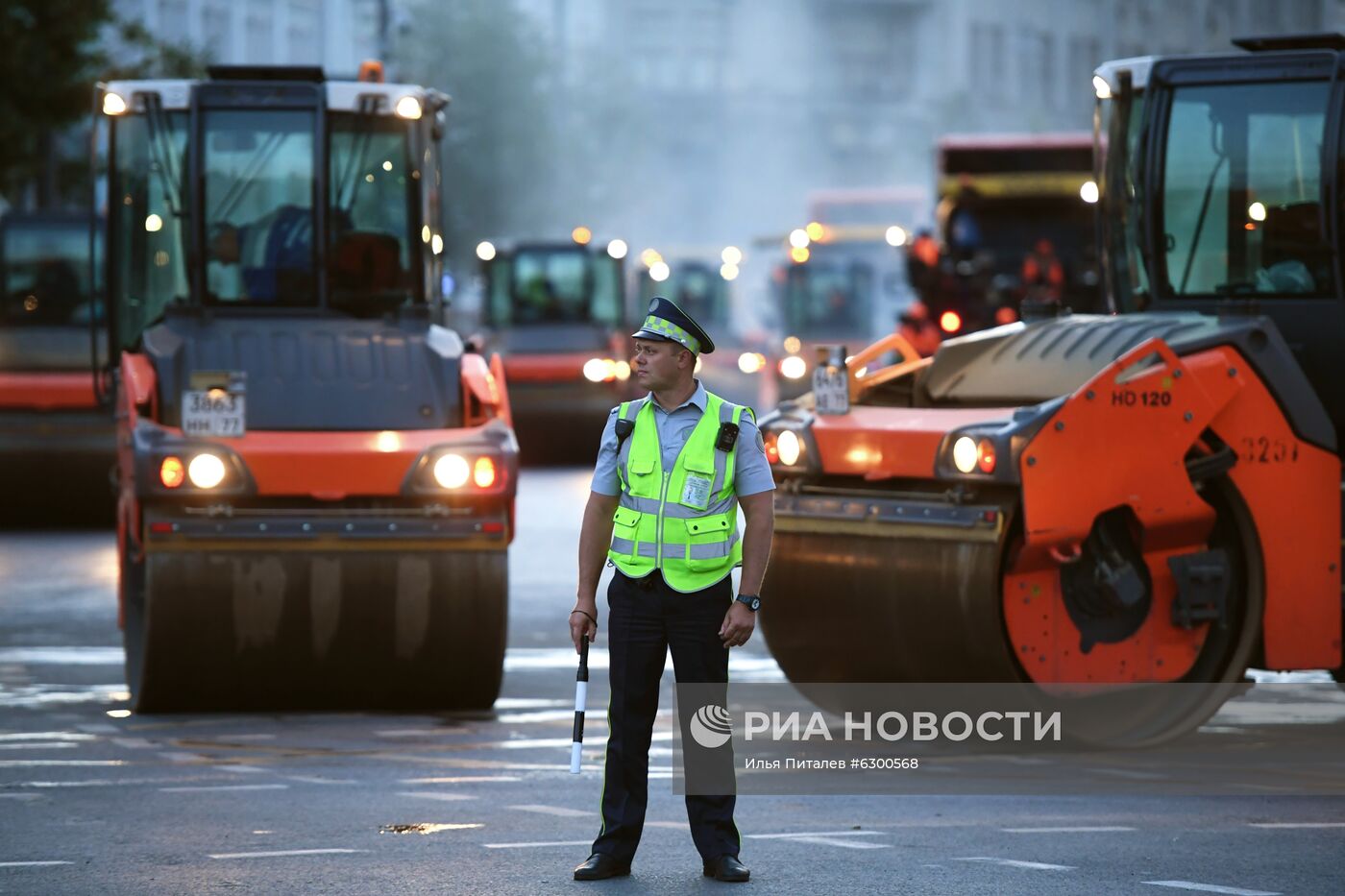 Работы по замене асфальта на Тверской улице