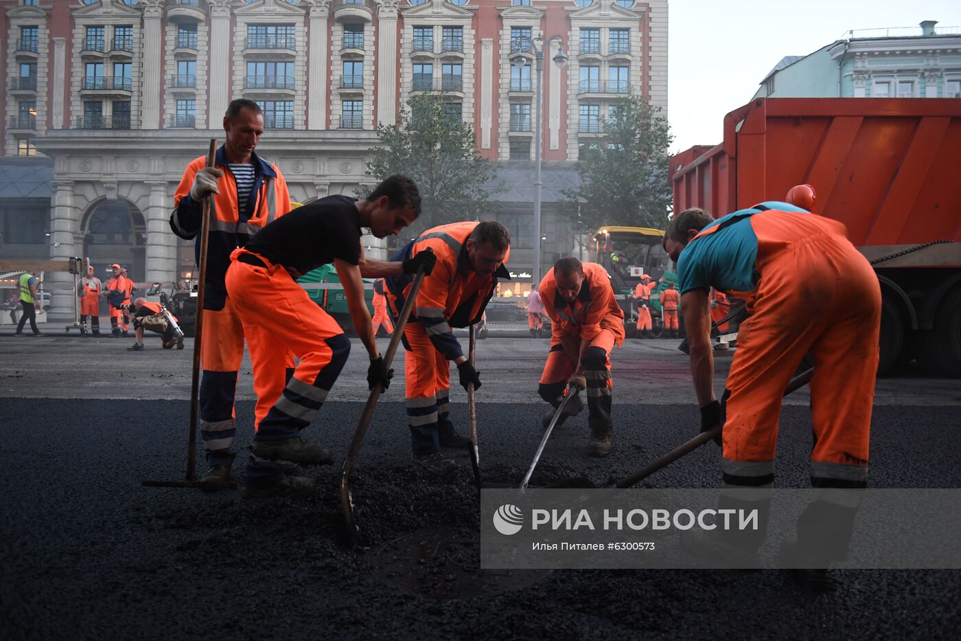 Работы по замене асфальта на Тверской улице