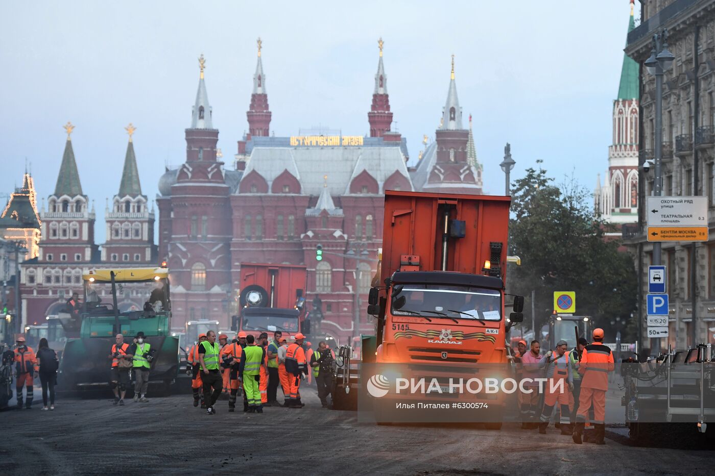 Работы по замене асфальта на Тверской улице