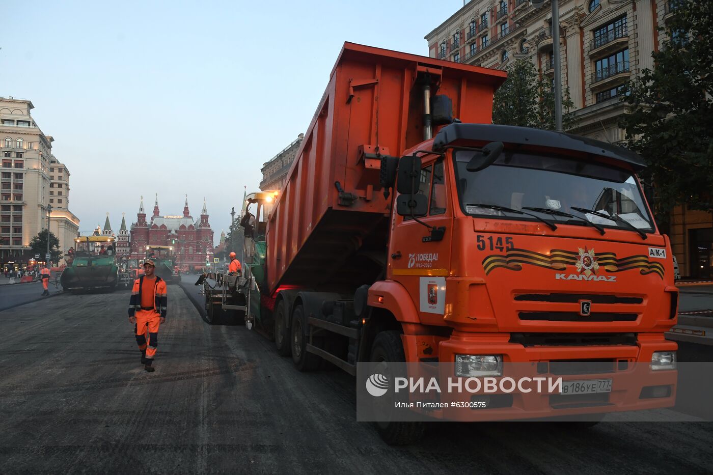 Работы по замене асфальта на Тверской улице