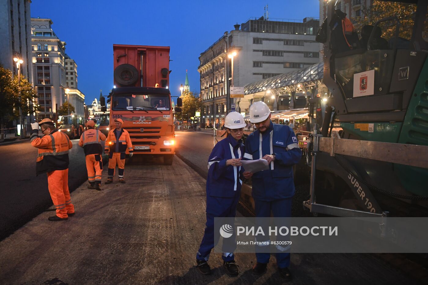 Работы по замене асфальта на Тверской улице