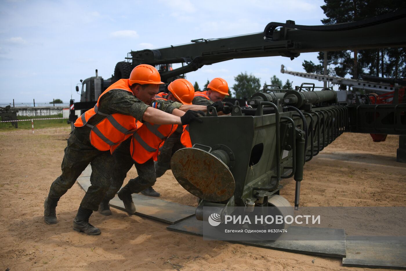 Демонстрация универсального сваебойного агрегата УСА-2М | РИА Новости  Медиабанк