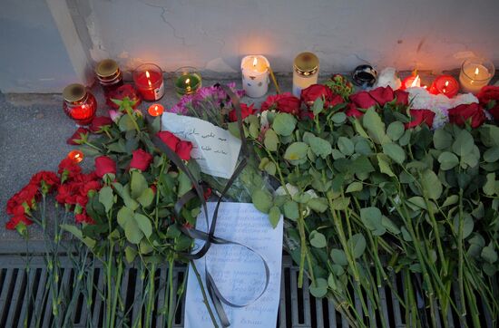 Москвичи несут цветы к посольству Ливана в память о жертвах взрыва