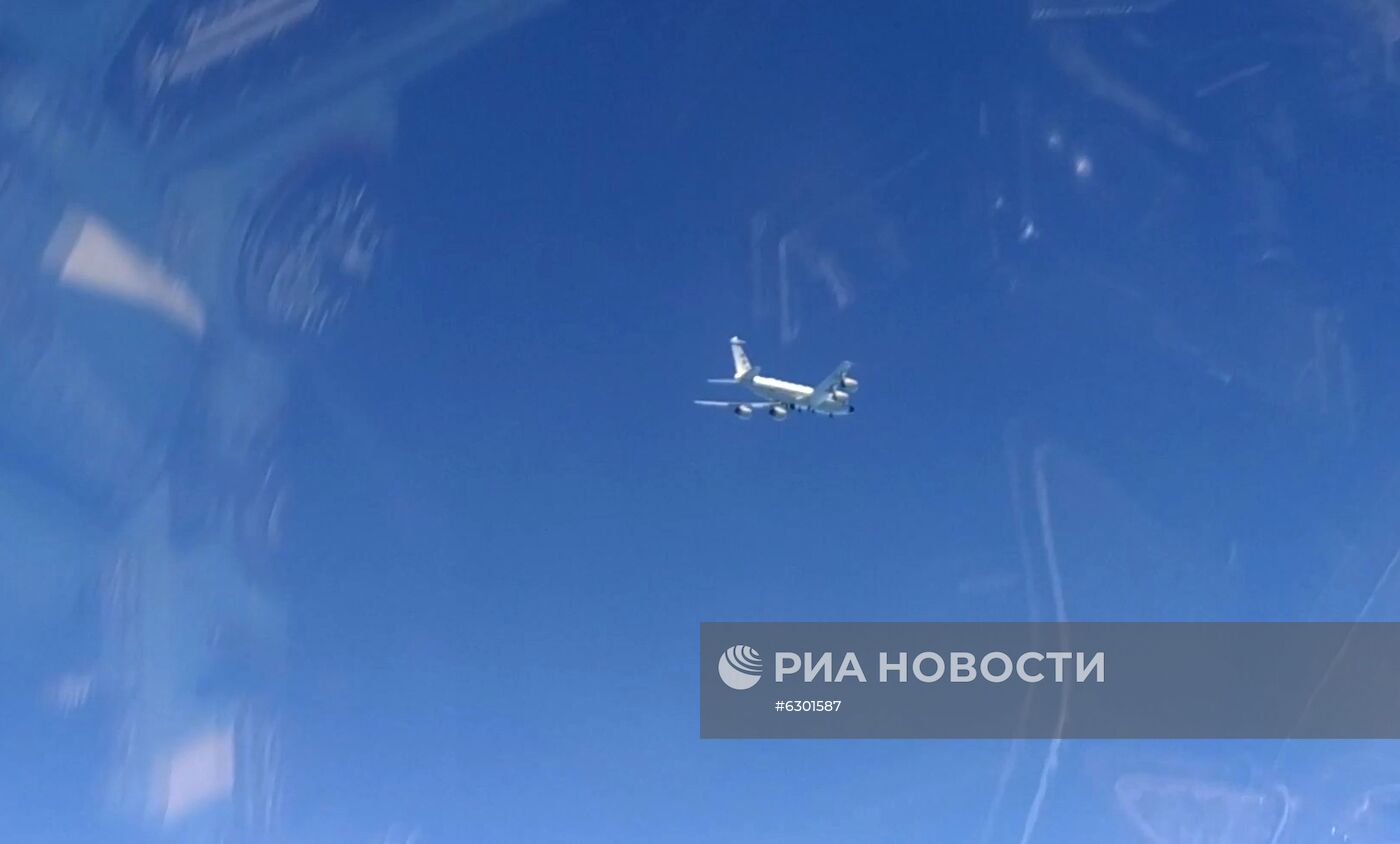 Истребитель Су-27 перехватил два американских самолета над Черном морем