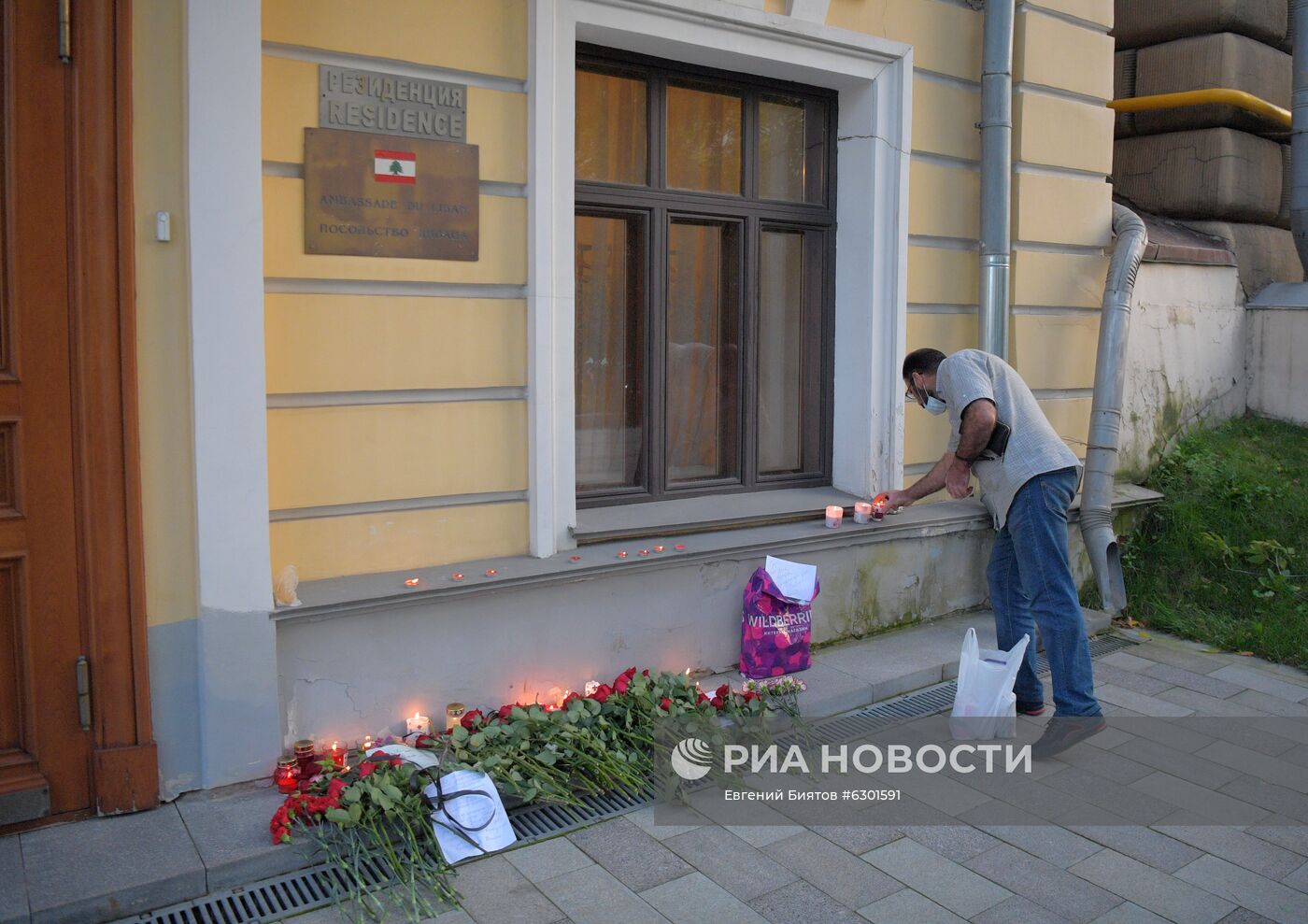 Москвичи несут цветы к посольству Ливана в память о жертвах взрыва