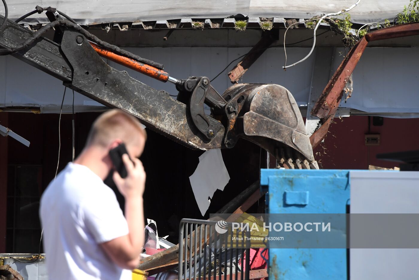 Снос ТЦ "Рапира"