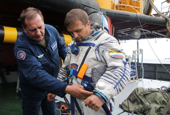 Учения по поиску и эвакуации приводнившегося спускаемого аппарата космического корабля "Союз"
