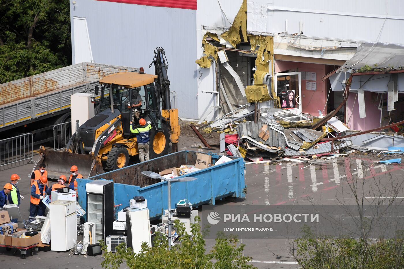 Снос ТЦ "Рапира"