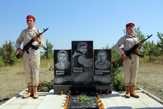 Возложение цветов к памятному знаку на месте гибели фотокорреспондента А. Стенина