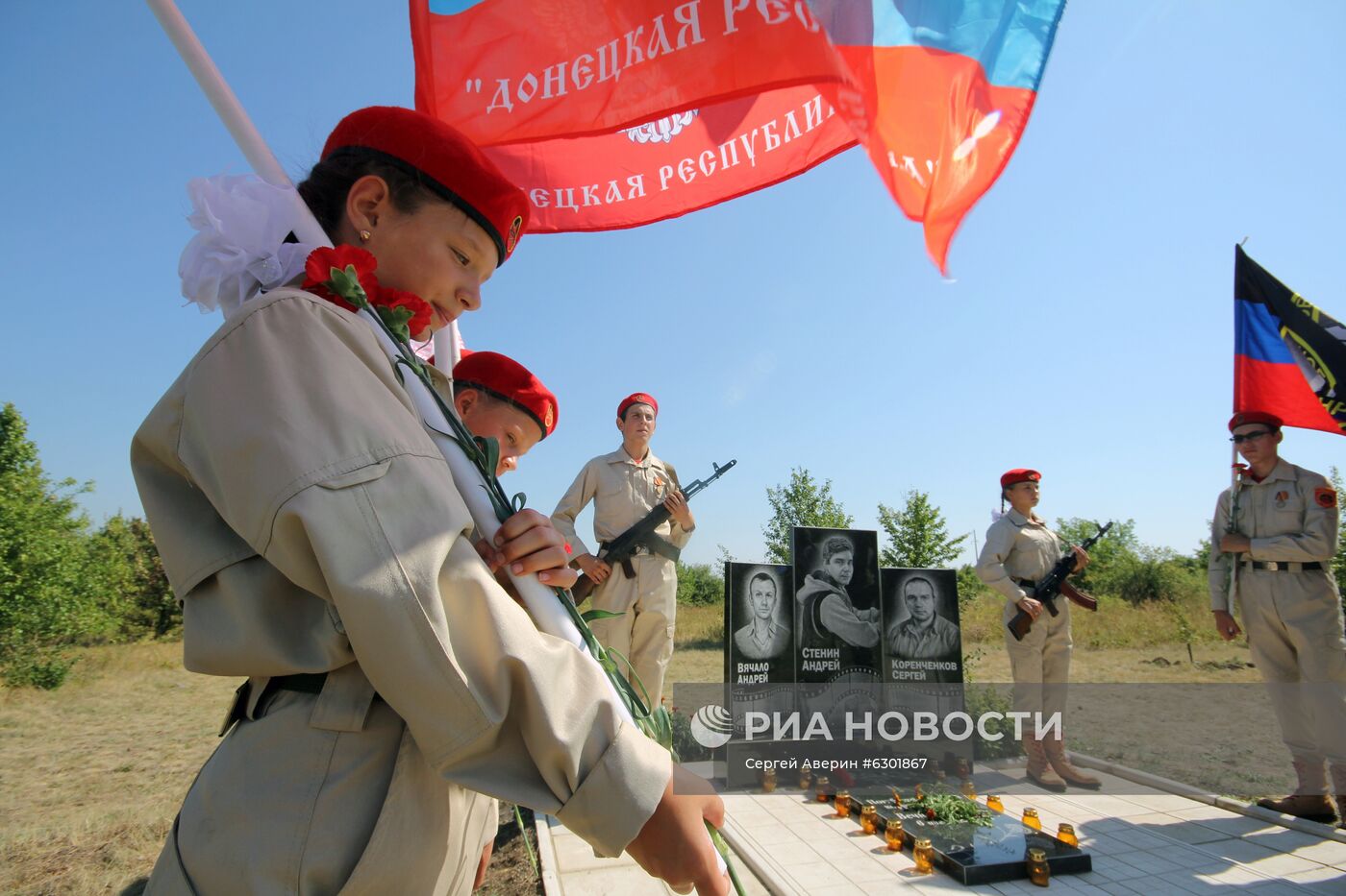 Возложение цветов к памятному знаку на месте гибели фотокорреспондента А. Стенина