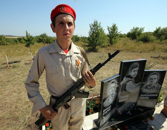 Возложение цветов к памятному знаку на месте гибели фотокорреспондента А. Стенина