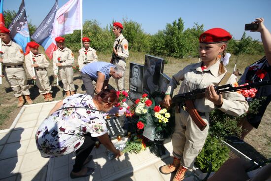 Возложение цветов к памятному знаку на месте гибели фотокорреспондента А. Стенина