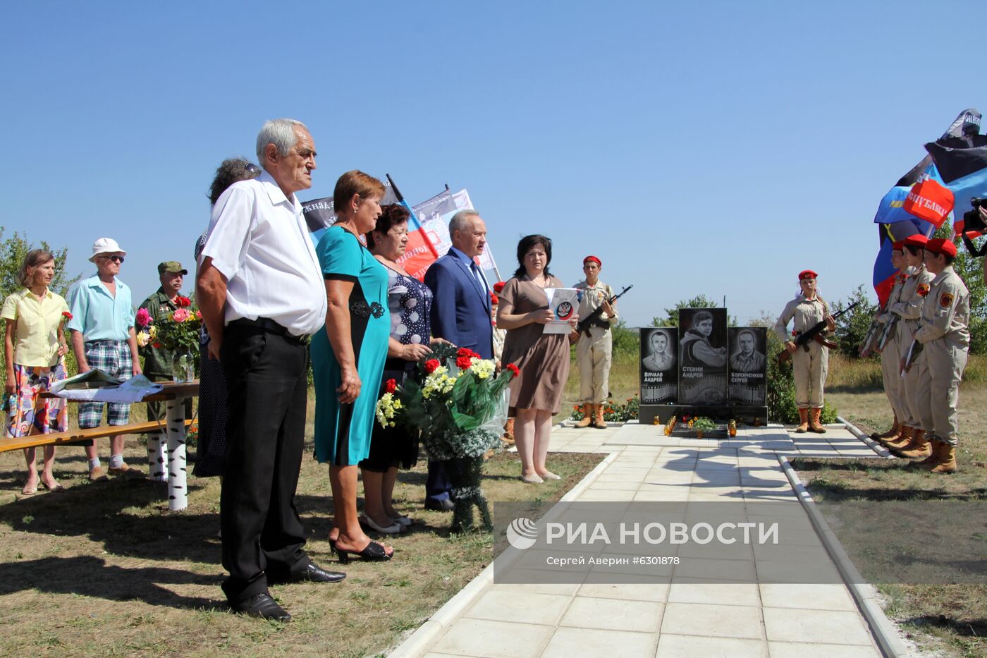 Возложение цветов к памятному знаку на месте гибели фотокорреспондента А. Стенина