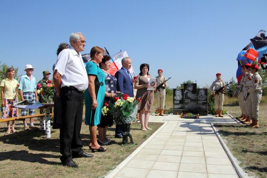 Возложение цветов к памятному знаку на месте гибели фотокорреспондента А. Стенина
