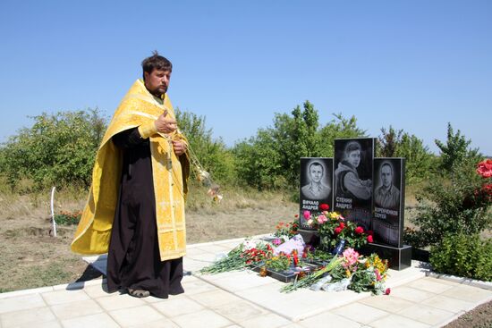 Возложение цветов к памятному знаку на месте гибели фотокорреспондента А. Стенина