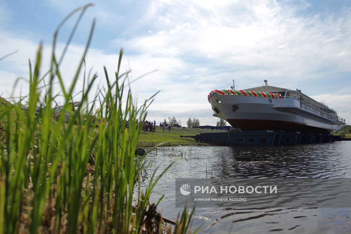 Спуск на воду первого в России теплохода на сжиженном газе