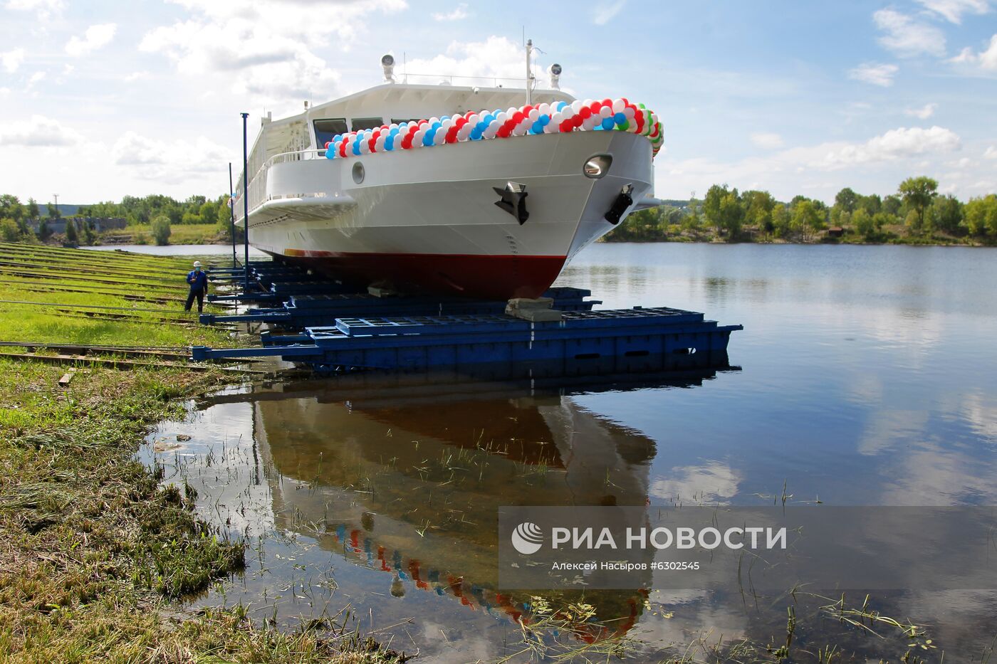 Спуск на воду первого в России теплохода на сжиженном газе