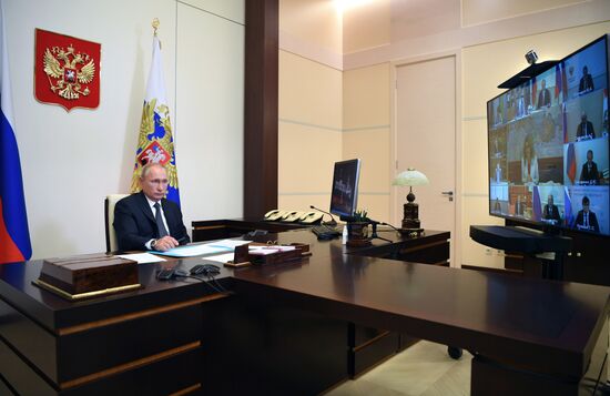 Президент РФ В. Путин провел совещание с членами правительства РФ