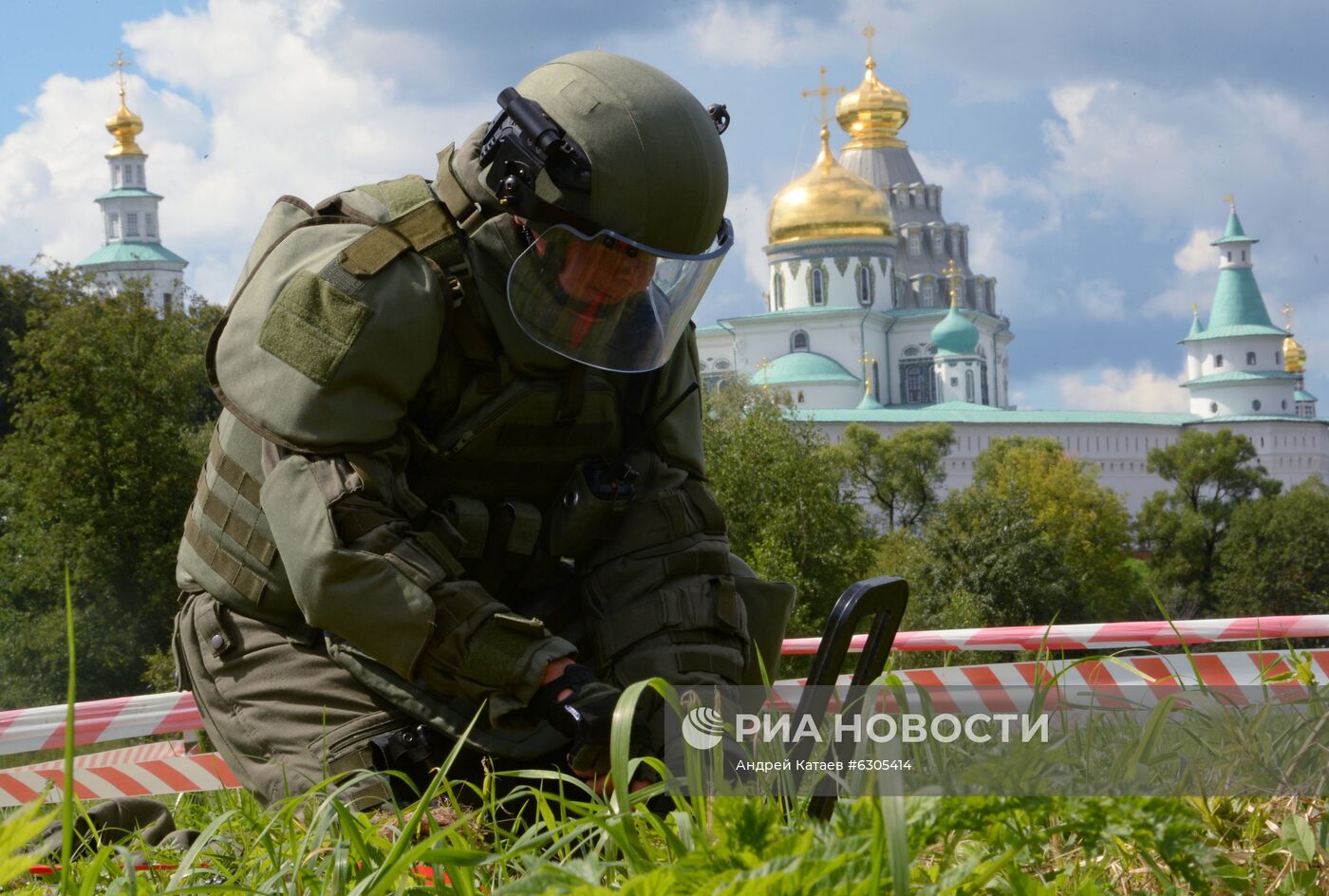 Военные саперы проверяют наличие взрывоопасных предметов на территории Ново-Иерусалимского монастыря