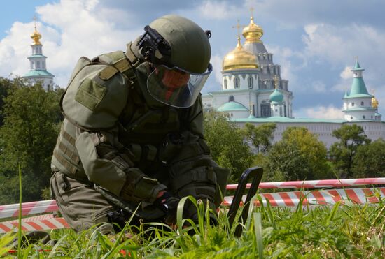 Военные саперы проверяют наличие взрывоопасных предметов на территории Ново-Иерусалимского монастыря