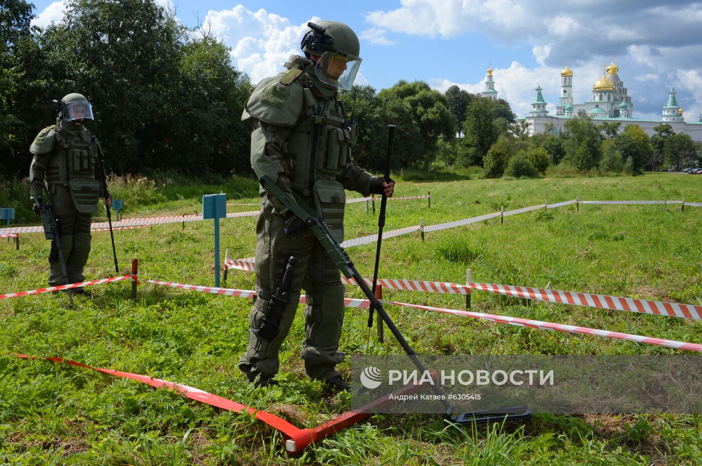 Военные саперы проверяют наличие взрывоопасных предметов на территории Ново-Иерусалимского монастыря