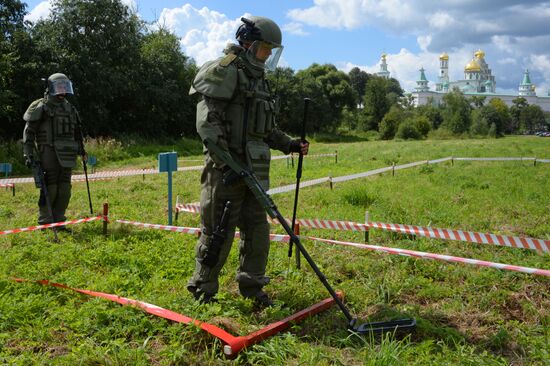 Военные саперы проверяют наличие взрывоопасных предметов на территории Ново-Иерусалимского монастыря