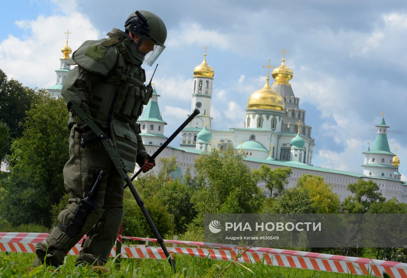 Военные саперы проверяют наличие взрывоопасных предметов на территории Ново-Иерусалимского монастыря