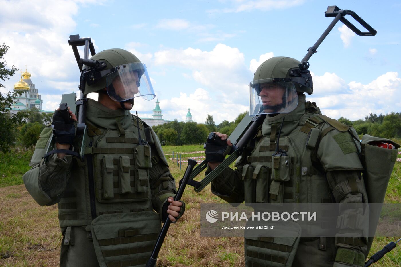 Военные саперы проверяют наличие взрывоопасных предметов на территории Ново-Иерусалимского монастыря