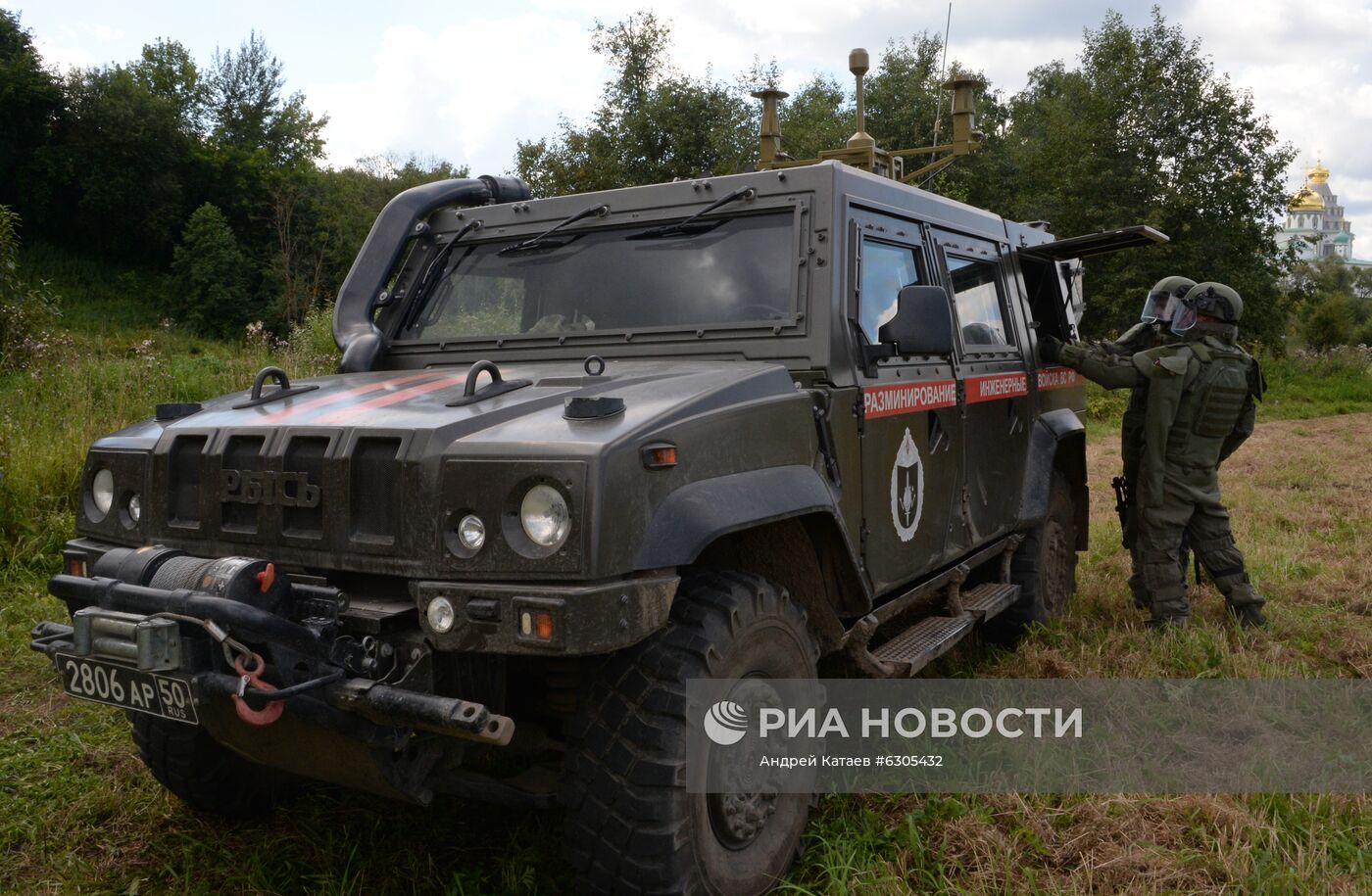 Военные саперы проверяют наличие взрывоопасных предметов на территории Ново-Иерусалимского монастыря