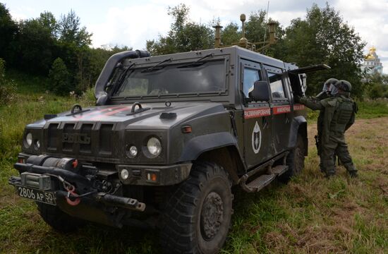 Военные саперы проверяют наличие взрывоопасных предметов на территории Ново-Иерусалимского монастыря