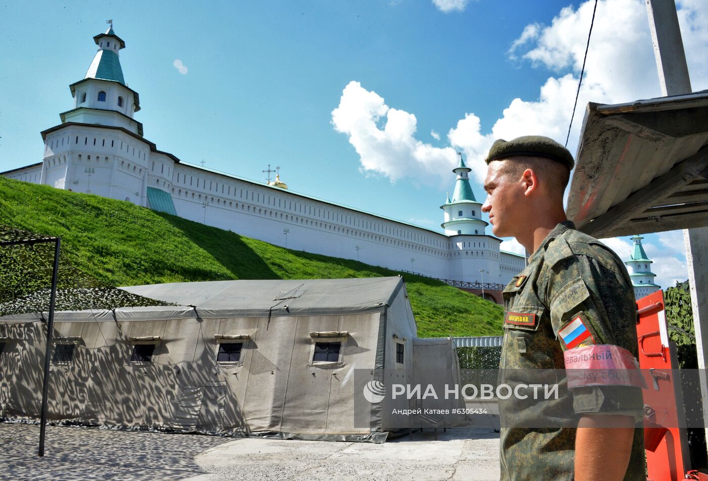 Военные саперы проверяют наличие взрывоопасных предметов на территории Ново-Иерусалимского монастыря