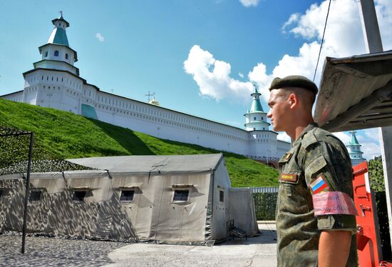 Военные саперы проверяют наличие взрывоопасных предметов на территории Ново-Иерусалимского монастыря